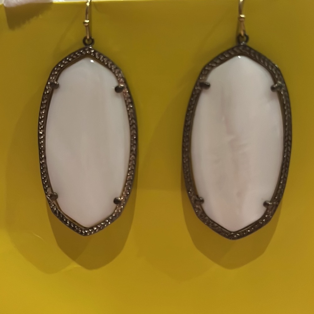 KENDRA SCOTT "Elle" Gold Tone
Dangle Earrings in Ivory Mother-of-Pearl - Picture 4 of 4
